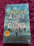 A Gift for Dying,M. J. Arlidge- 9781405932509