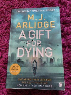 A Gift for Dying,M. J. Arlidge- 9781405932509