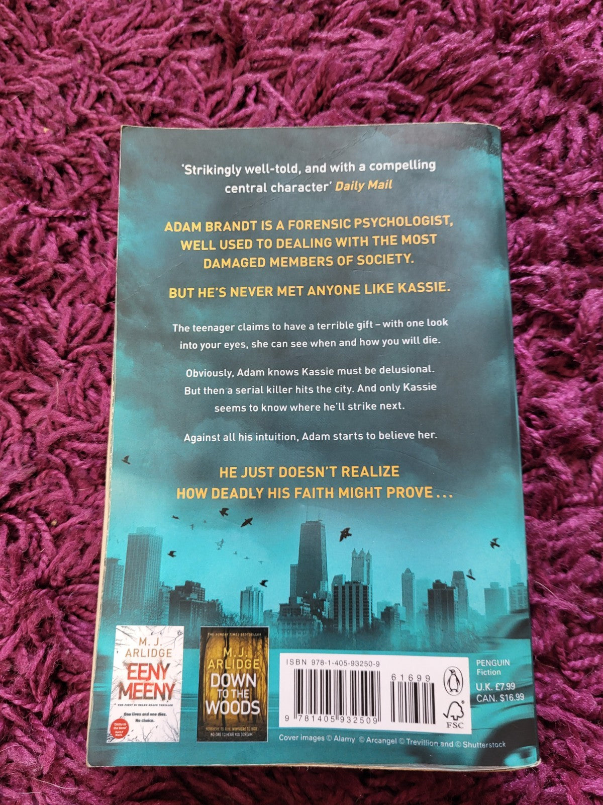 A Gift for Dying,M. J. Arlidge- 9781405932509